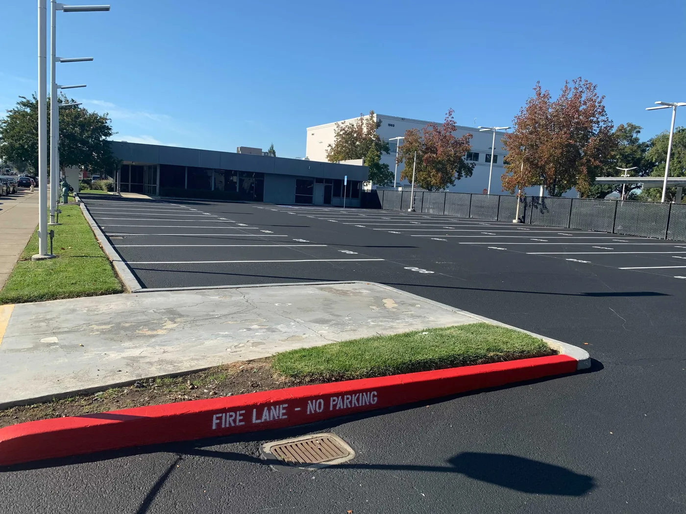 Finished commercial parking lot with fresh dark surface and white striping
